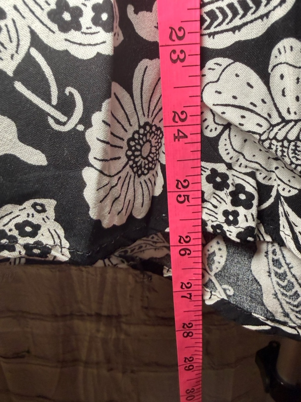 Jones New York Black and White Floral V-Neck Blouse - Picture 6 of 7
